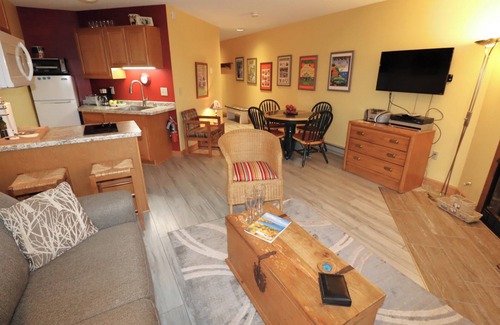 Bayfield Eigentumswohnung | Colorful Beach Front Condo with Lake Views