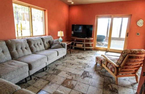 Columbia Falls Haus | Colorful Cabin with Hot-Tub, Game Room and Gym in Montana