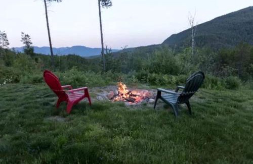 Columbia Falls Haus | Colorful Cabin with Hot-Tub, Game Room and Gym in Montana