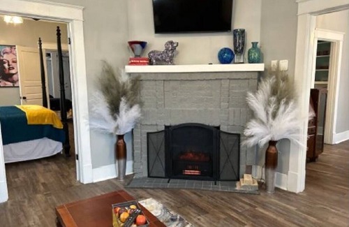 North Little Rock Haus | Colorful, Cozy and Comfy