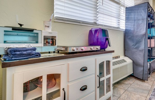 Bostwick Park Wohnung | Colorful Daytona Beach Vacation Rental w/ Pools!