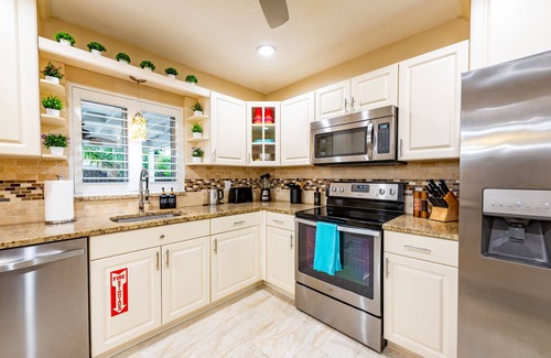 Survey Creek Haus | Colorful Oasis ~ Pool ~ Game Room ~ Ping Pong ~ Basketball Court ~ Grill & More