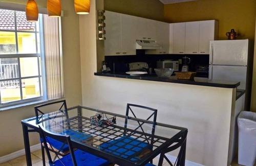 Mission Bay Wohnung | Come cozy up in this West Boca Raton apartment overlooking the pool