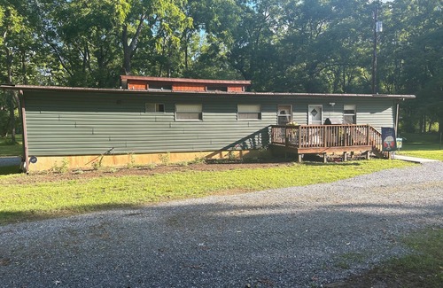 Covington Kabine | Come enjoy our peaceful and relaxing river house located on the Jackson River.
