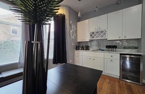 South Shore Wohnung | Come experience The Lake Shore!