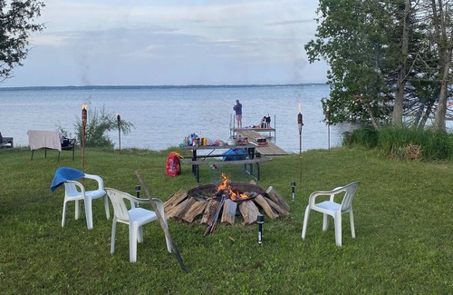 Manistique Kabine | Come relax at the cabin on Indian lake. The outdoors awaits you and your pets.