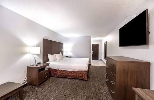 Grants Pass Hotel | Comfort and Convenience! Comfortable & Secured Unit for Your Stay! Free Parking