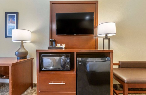 Woodlands Village Hotel | Comfort Inn I-17 And I-40
