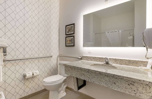 Quad Cities Hotel | Comfort Inn & Suites Davenport - Quad Cities