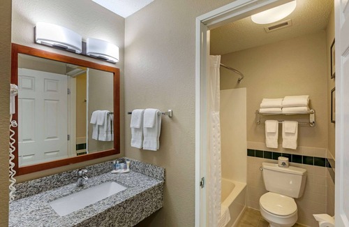 Jackson Hotel | Comfort Inn & Suites Jackson - West Bend
