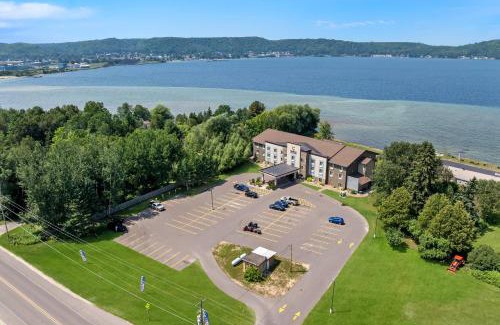 Munising Hotel | Comfort Inn & Suites Munising-Lakefront