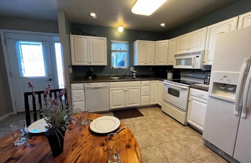 Pierre Haus | Comfortable 3 bed/3 bath/garage overlooking Pierre