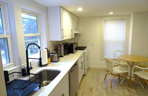 Wayland Wohnung | Comfortable 3 Bed Apt in Quiet Neighborhood