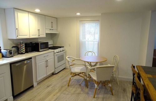 Wayland Wohnung | Comfortable 3 Bed Apt in Quiet Neighborhood