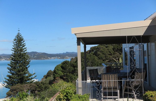 Russell Haus | Eine edle Sichtweise. Komfortables Haus mit 3 Schlafzimmern und weitem Hafenblick.