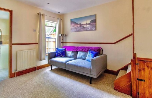 Bedford Haus | Comfortable 3-Bedroom Home in Bedford