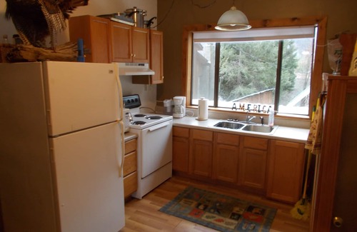 Troy Kabine | Komfortable 3 Schlafzimmer, 1 Bad Kabine, zu Fuß zum See beim Bootsanleger.