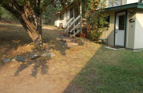 Troy Kabine | Komfortable 3 Schlafzimmer, 1 Bad Kabine, zu Fuß zum See beim Bootsanleger.