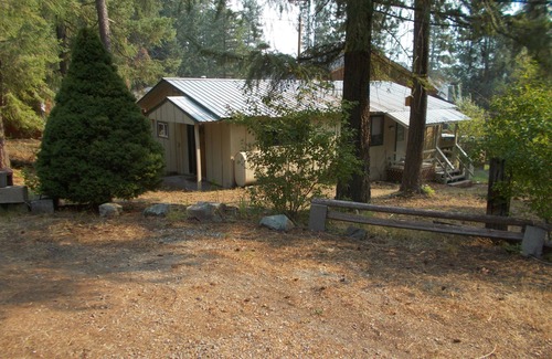 Troy Kabine | Komfortable 3 Schlafzimmer, 1 Bad Kabine, zu Fuß zum See beim Bootsanleger.