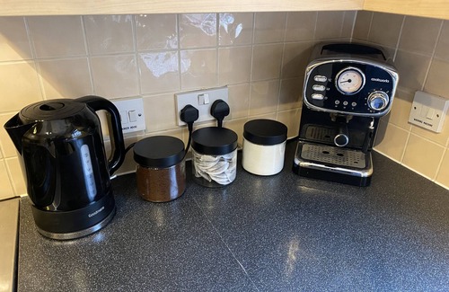 Norwich Haus | Comfortable and great location. Norwich townhouse. 5 mins to the airport.