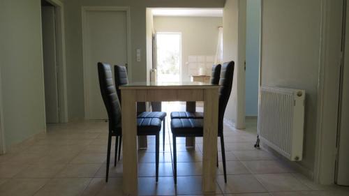 Aigio Wohnung | Comfortable and Spacious Home Near Beaches