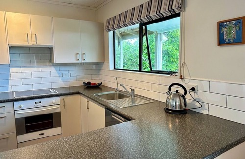 Whananaki North Haus | Gemütliches Bad mit herrlichem Blick zum besten Strand