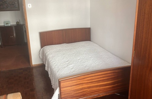 Leiria Wohnung | Comfortable Bedroom at Bairro dos Capuchos