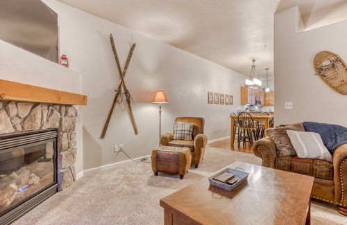 Government Camp Eigentumswohnung | Comfortable condo with fireplace, heated pool, hot tub, balcony & full kitchen