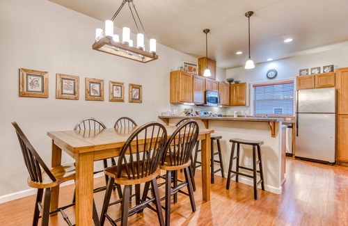 Government Camp Eigentumswohnung | Comfortable condo with fireplace, heated pool, hot tub, balcony & full kitchen