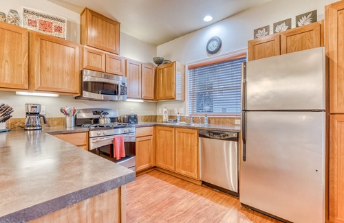 Government Camp Eigentumswohnung | Comfortable condo with fireplace, heated pool, hot tub, balcony & full kitchen