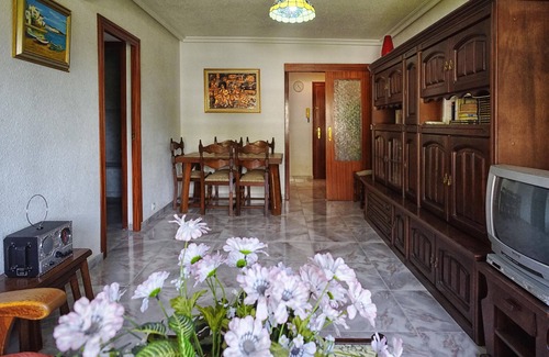 Alicante Wohnung | Bequemes und klimatisiertes Apartment mit drei Schlafzimmern von Gärten umgeben.