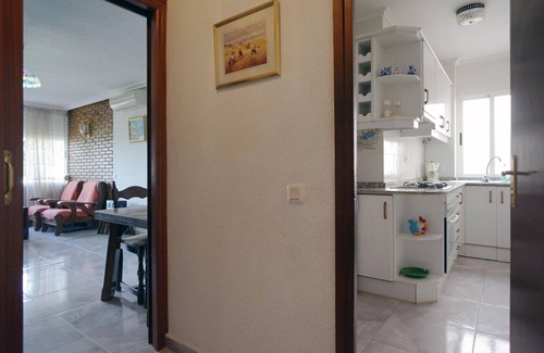Alicante Wohnung | Bequemes und klimatisiertes Apartment mit drei Schlafzimmern von Gärten umgeben.