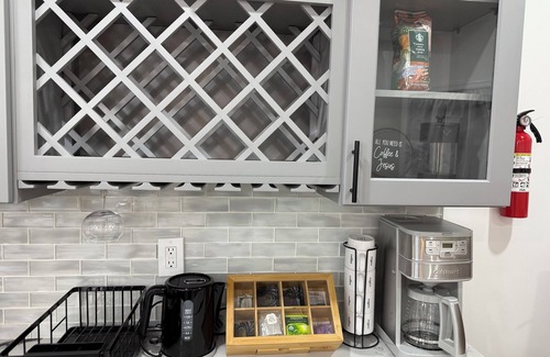 Queens Haus | Comfortable cozy 3-bedroom house with WiFi, AC, pool table, in Queens NY.