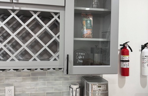 Queens Haus | Comfortable cozy 3-bedroom house with WiFi, AC, pool table, in Queens NY.