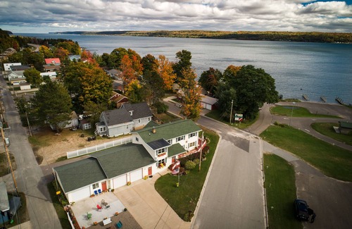 Munising Wohnung | Komfortabel und familienfreundlich am Ufer des Munising Bay Lake Superior gelegen