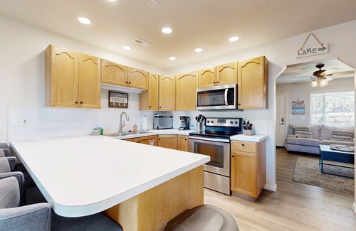 Harbor Village Eigentumswohnung | Comfortable lake-view getaway with central AC, WiFi, pool & hot tub