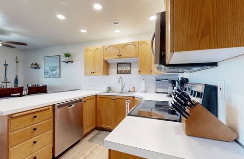 Harbor Village Eigentumswohnung | Comfortable lake-view getaway with central AC, WiFi, pool & hot tub