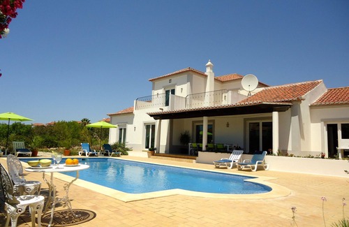 Boavista Villa | Komfortable Luxus Familien Villa - 10x5m Privater Pool, Grill, Spielzimmer