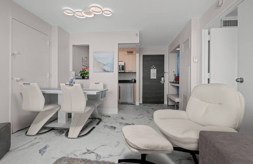 Lake Ridge Eigentumswohnung | Comfortable Modern 1 BR Suite Overlooking Intercoastal