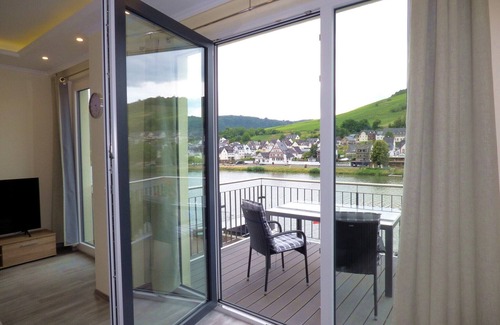 Zell Wohnung | Mit Balkon und Moselblick an Moselpromenade, Moselsteig und Mosel Radweg gelegen
