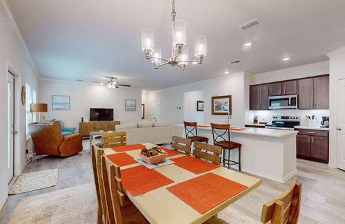 San Patricio County Haus | Comfortable open concept home with full kitchen, internet and W/D
