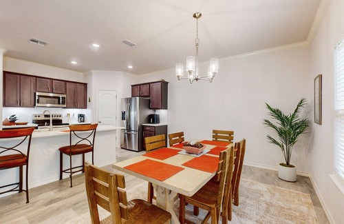 San Patricio County Haus | Comfortable open concept home with full kitchen, internet and W/D