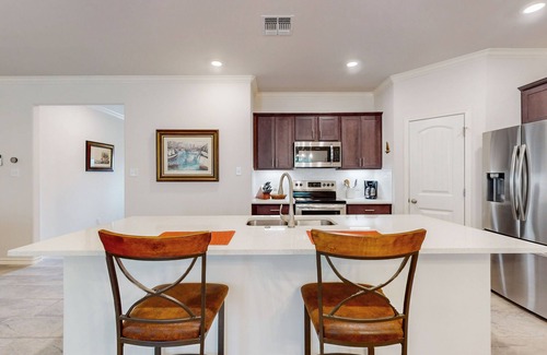San Patricio County Haus | Comfortable open concept home with full kitchen, internet and W/D