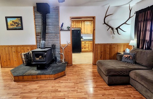 Blue Kabine | Comfortable ranch style cabin with prime location to both Arizona and New Mexico