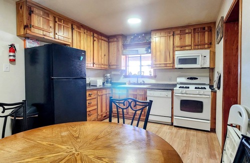 Blue Kabine | Comfortable ranch style cabin with prime location to both Arizona and New Mexico