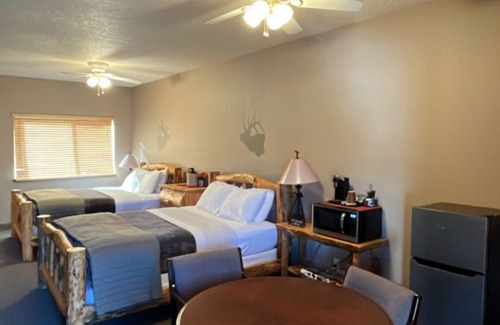Lowman Kabine | Comfortable Riverside Retreat on 4 acres in secluded Lowman Idaho. Sleeps 45+.