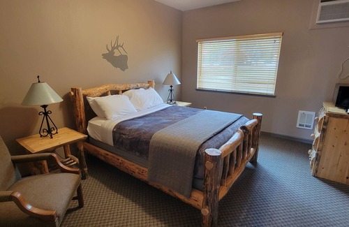 Lowman Kabine | Comfortable Riverside Retreat on 4 acres in secluded Lowman Idaho. Sleeps 45+.