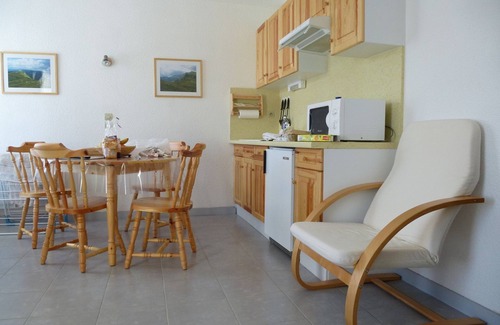 Premanon Wohnung | Komfortables Studio, Ostbalkon, schöner Naturblick, Keller, Parkplatz.