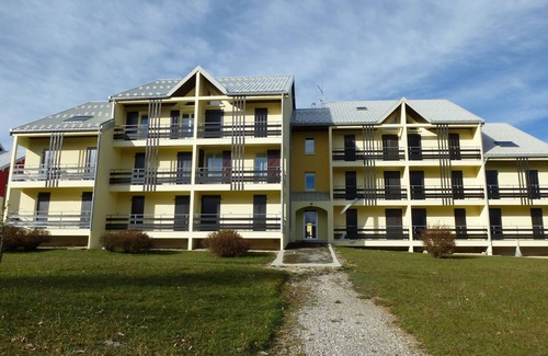 Premanon Wohnung | Komfortables Studio, Ostbalkon, schöner Naturblick, Keller, Parkplatz.
