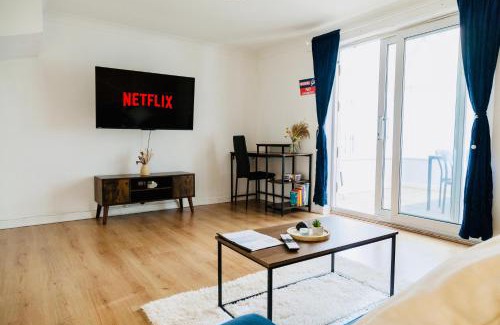 Broadheath Haus | Comfy 3 Bed House by Manchester Airport, Perfect for Groups & Families